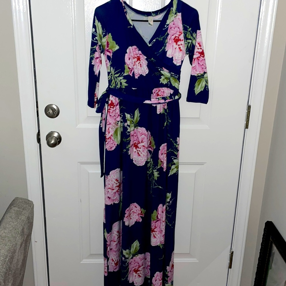 Womens maxi dress buttery soft material. Tie around waist